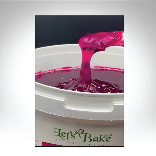 دلو حشوة التوت من إنتاج Let’s Bake أثناء الاستخدام